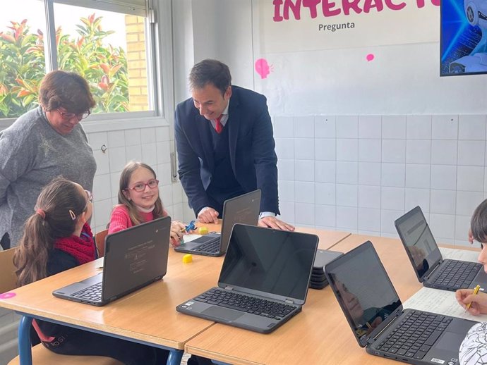 El delegado de Desarrollo Educativo y FP de la Junta en Huelva, Carlos Soriano, en el CEIP 'Las Viñas' de Bollullos Par del Condado.