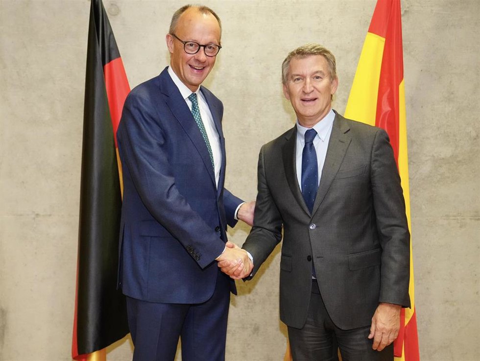 Archivo - El presidente de la Unión Demócrata Cristiana, Friedrich Merz (i) y el presidente del Partido Popular, Alberto Núñez Feijóo (d), a su llegada a un encuentro en la Casa de la Empresa Alemana, a 18 de octubre de 2024, en Berlín (Alemania). Poste