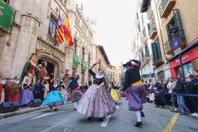 'Ballada' Frente Al Palau Del Consell.