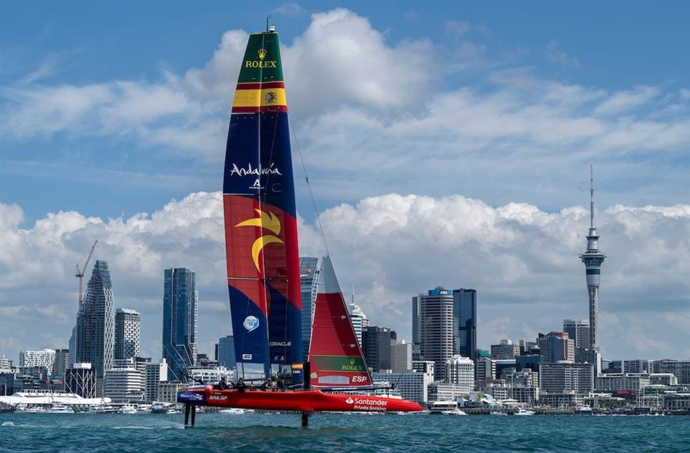 Archivo - El equipo español de SailGP durante una prueba de la Temporada 2025