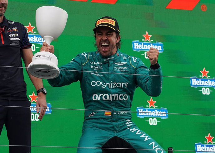 Archivo - FILED - 27 August 2023, Netherlands, Zandvoort: Spanish Formula 1 driver Fernando Alonso (L) of Team Aston Martin celebrates with the second place trophy on the podium after winning the Netherlands Grand Prix at CM.com Circuit Zandvoort. Alonso 