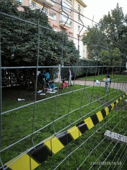 Vecinos de Los Remedios afirman que la obra de la rotonda Las Cigarreras reduce a la mitad el parque infantil.
