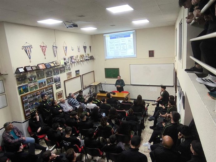 Charla informativa de la Guardia Civil con árbitros de fútbol sobre discurso del odio