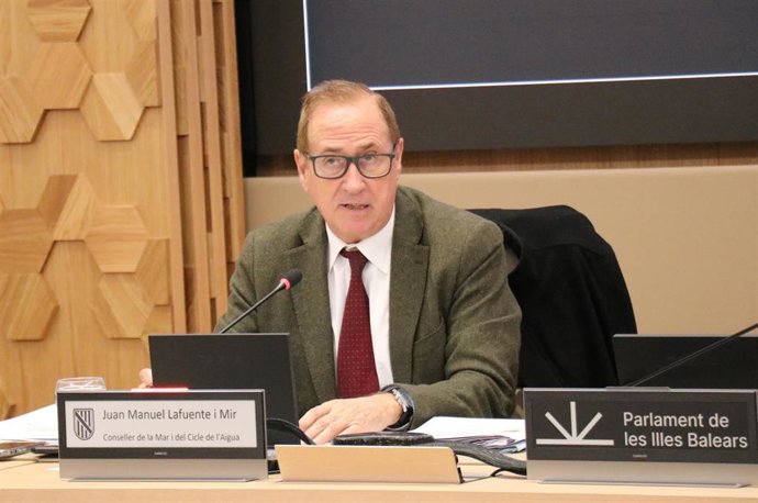 El conseller del Mar y el Ciclo del Agua, Juan Manuel Lafuente, en una comparecencia en el Parlament.