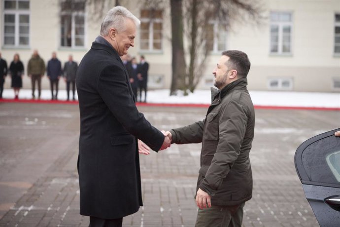 Archivo - 10 de janeiro de 2024, Vilinus, Lituânia: O presidente ucraniano Volodymyr Zelenskyy, à direita, é cumprimentado pelo presidente lituano Gitanas Nauseda, à esquerda, ao chegar à Praça Simonas Daukantas, em 10 de janeiro de 2024, em Vilnius, Litu