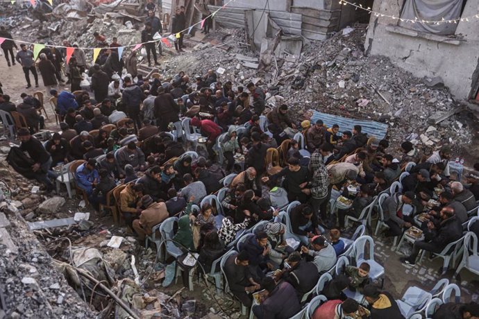 01 March 2025, Palestinian Territories, Beit Lahia: Palestinians break their fast with iftar meals near the rubble of buildings during the first day of the holy month of Ramadan, amid a ceasefire between Israel and Hamas. Photo: Omar Ashtawy/APA Images vi