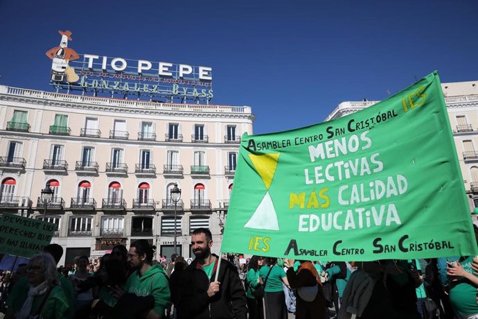 Varias personas durante una manifestación por la educación pública, a 23 de febrero de 2025, en Madrid (España). 