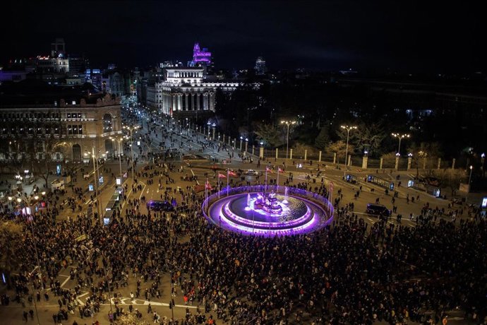 Archivo - Vista aérea con centenares de personas durante la manifestación convocada por la Comisión 8M por el Día Internacional de la Mujer, a 8 de marzo de 2024, en Madrid (España).