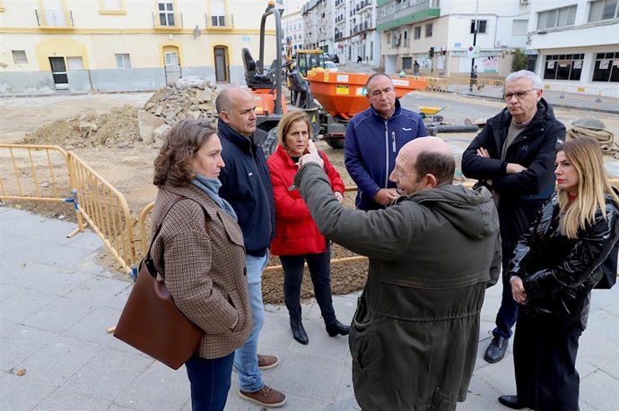 La delegada de Urbanismo en el Ayuntamiento de Jerez, Belén de la Cuadra, visita las obras en la Plaza del Carbón.