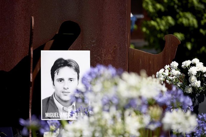 Archivo - Una fotografía del concejal del PP Miguel Ángel Blanco, durante un homenaje en la Escultura por las Víctimas del Terrorismo, a 10 de julio de 2024, en Ermua, Vizcaya, País Vasco (España). 