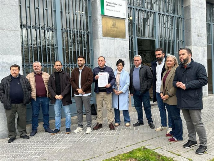 Representantes de PSOE, IU, UGT y CCOO entregan en la Delegación de Salud de la Junta más de 2.000 firmas contra el "desmantelamiento" del Hospital del Guadiato.