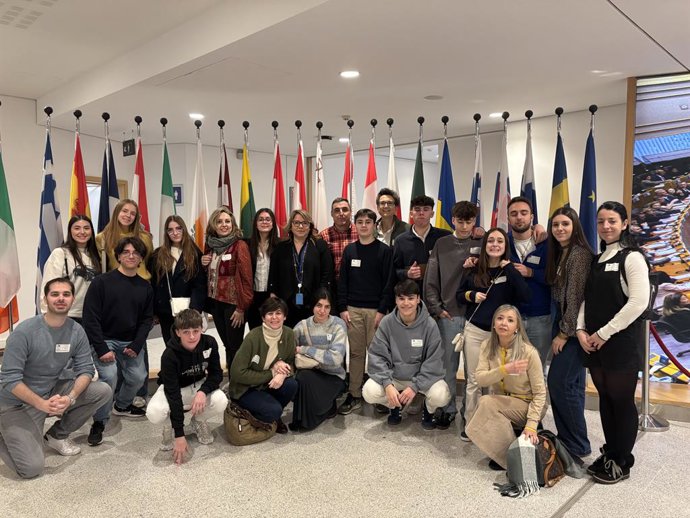 Estudiantes aragoneses visitan el Parlamento Europeo de la mano de la eurodiputada Rosa Serrano (PSOE).