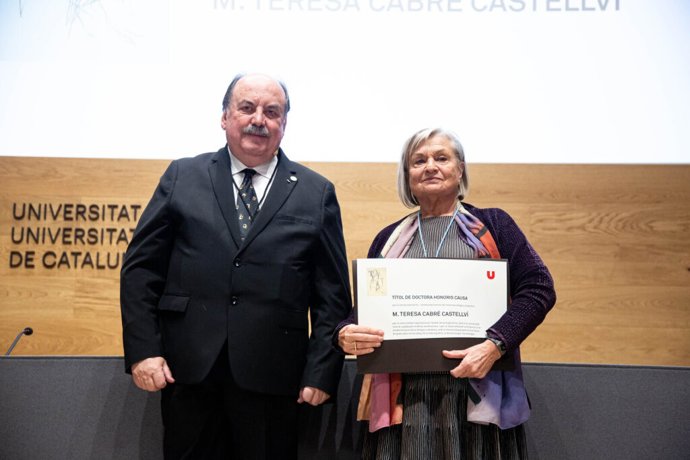 El rector de la UVic y Teresa Cabré en el acto de este miécoles