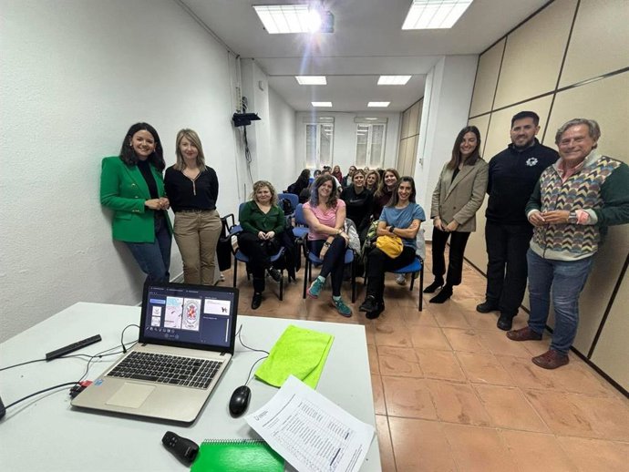 Archivo - La concejala Maribel López (2i) en una actividad organizada por el área de Participación Ciudadana.