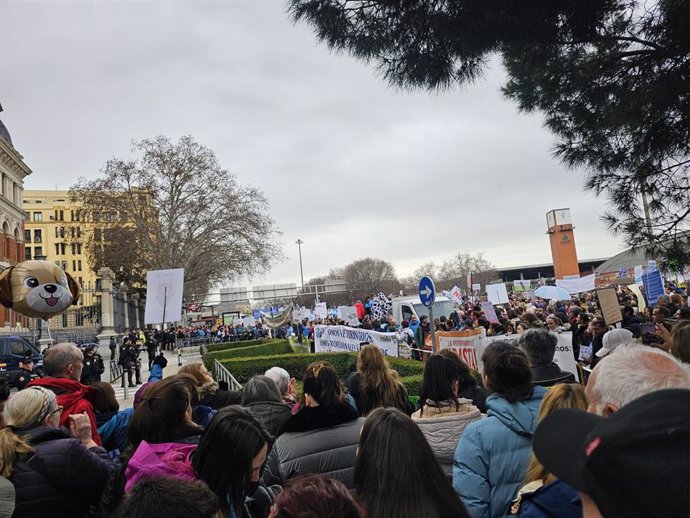 Unos 4.000 veterinarios piden a Agricultura la derogación de la norma que les impide dispensar medicamentos a animales.