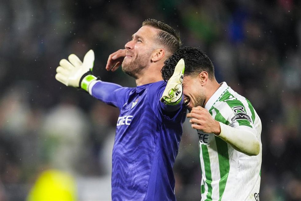 El portero español del Real Betis Adrián San Miguel celebra con el defensa Marc Bartra la victoria en Liga ante el Real Madrid.