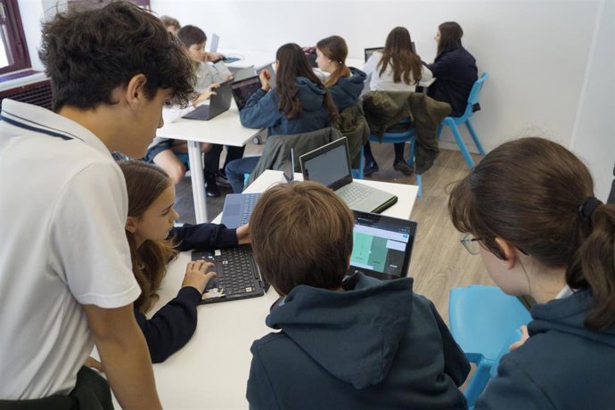 Archivo - Un grupo de alumnos trabajando en el aula.