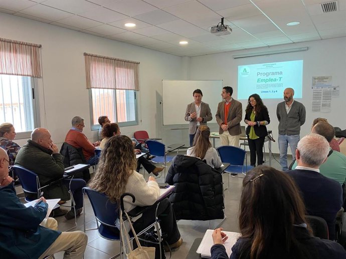 El delegado de Empleo, Daniel Sánchez, en la jornada informativa del programa Emplea-T de la Junta en Barbate.