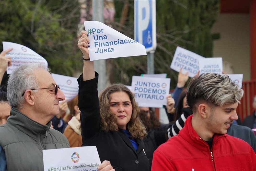 Trabajadores, familiares y personas con discapacidad se concentran por una financiación justa.