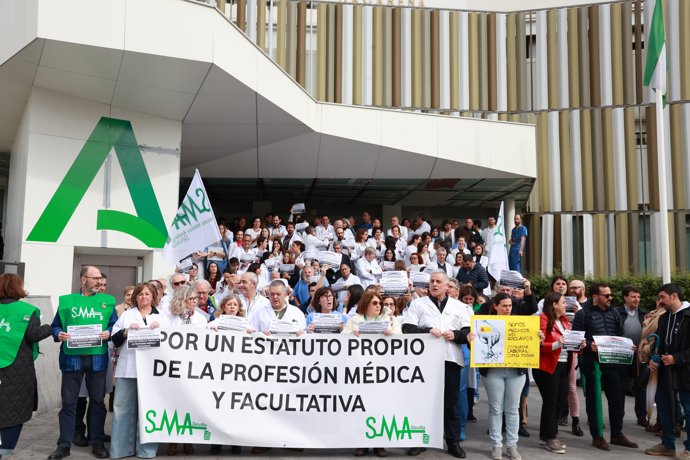 Un grupo de médicos se concentra ante el Hospital Macarena de Sevilla contra la propuesta de Estatuto Marco del Ministerio de Sanidad. A 05 de marzo de 2025, en Sevilla (Andalucía, España).