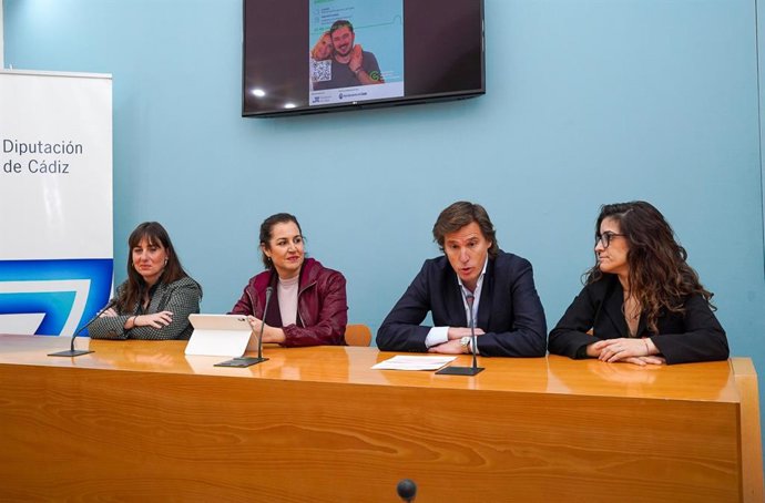 La diputada de Servicios Sociales, Familias e Igualdad, Paula Conesa, el teniente de alcalde de Desarrollo Social del Ayuntamiento de Cádiz, Pablo Otero, y la presidenta en Cádiz de AECC, Laura Bahamonde.