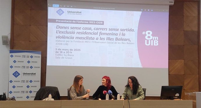 De izquierda a derecha, las autoras del estudio 'Dones sense casa, carrers sense sortida' Clara Ferragut, Isabel Nadal y Paloma Martín.