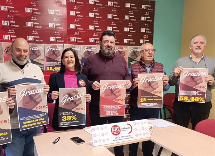 Vicente Palomares (centro), junto a otros responsables del sindicato.