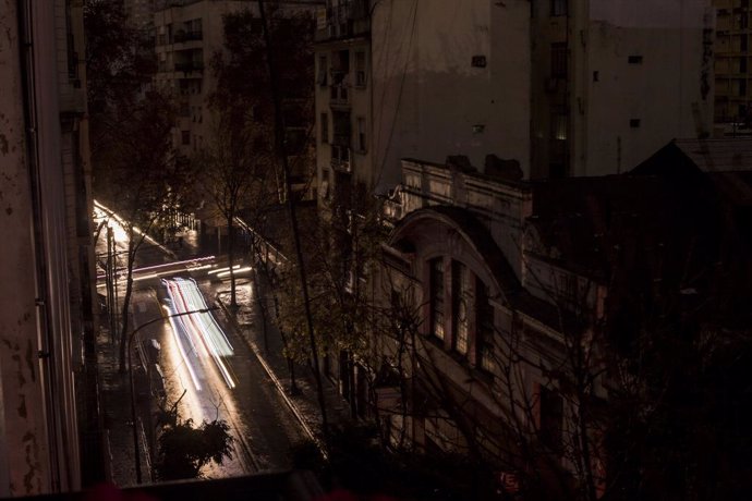 Archivo - 16 de junho de 2019 - Buenos Aires, Capital Federal, Argetina - Mega apagão geral na Argentina deixa as pessoas às escuras da Argentina ao Uruguai. O serviço de eletricidade foi restaurado no domingo em um terço das residências na Argentina, dep