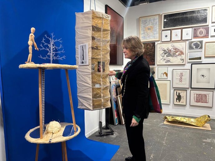 La delegada de Cultura, Turismo y Deporte, Marta Rivera de la Cruz junto a la obra ‘Abecedario espiritual’, de Victoria Civera