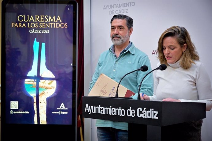 La teniente de alcalde de Cultura del Ayuntamiento de Cádiz, Maite González, y el concejal de Hermandades y Cofradías, José Manuel Verdulla, presentan la segunda edición del programa 'Cuaresma para los sentidos'.