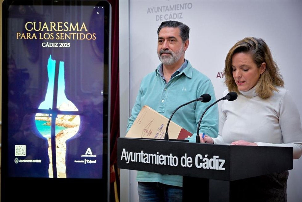 La teniente de alcalde de Cultura del Ayuntamiento de Cádiz, Maite González, y el concejal de Hermandades y Cofradías, José Manuel Verdulla, presentan la segunda edición del programa 'Cuaresma para los sentidos'.
