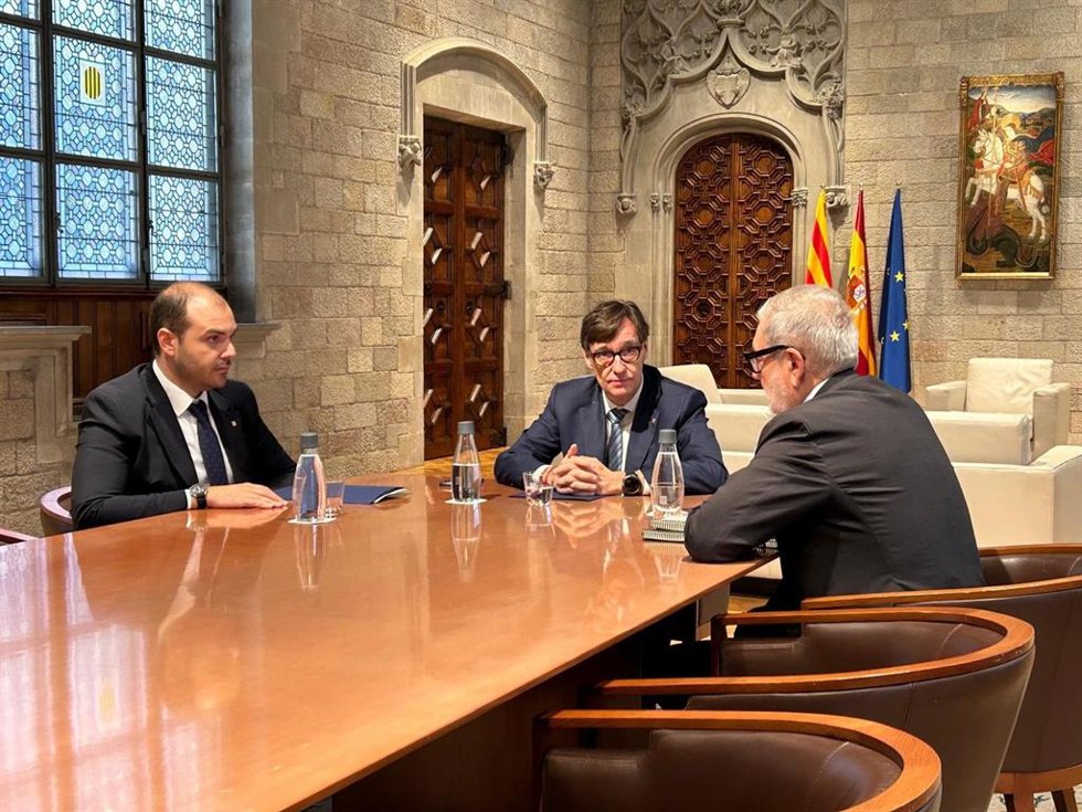 Archivo - El presidente de la Generalitat, Salvador Illa (c); el conseller de Presidencia, Albert Dalmau (i), y el alcalde de Lleida, Flix Larrosa (d), se reúnen en el Palau de la Generalitat, a 4 de octubre de 2024