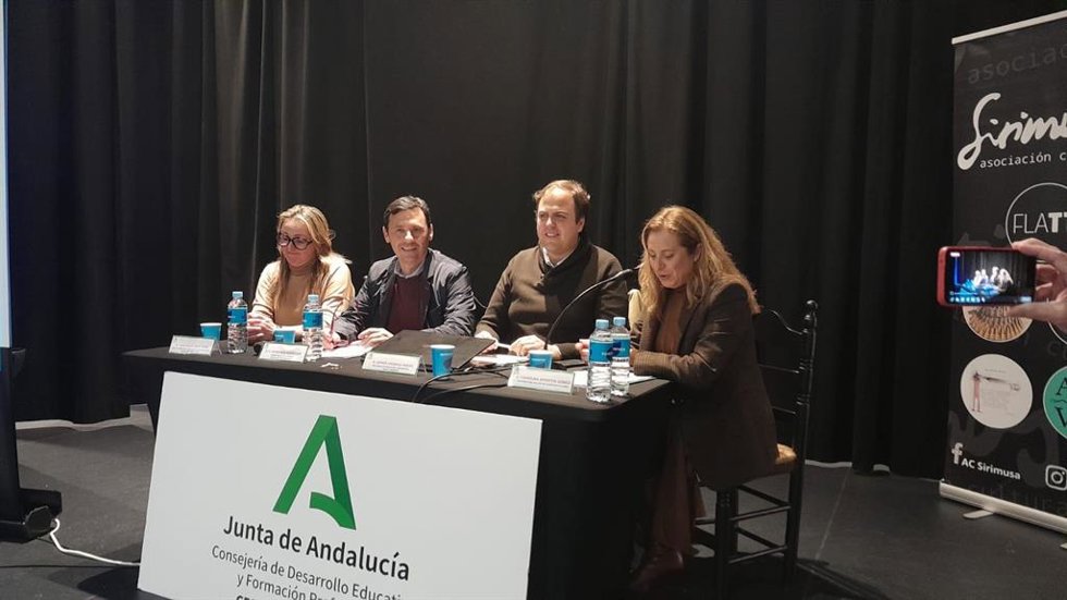 El subdelegado de la Junta de Andalucía en el Campo de Gibraltar, Javier Ros, inaugura Didáctica del Flamenco: El legado de Paco de Lucía, organizado por el CEP de Algeciras