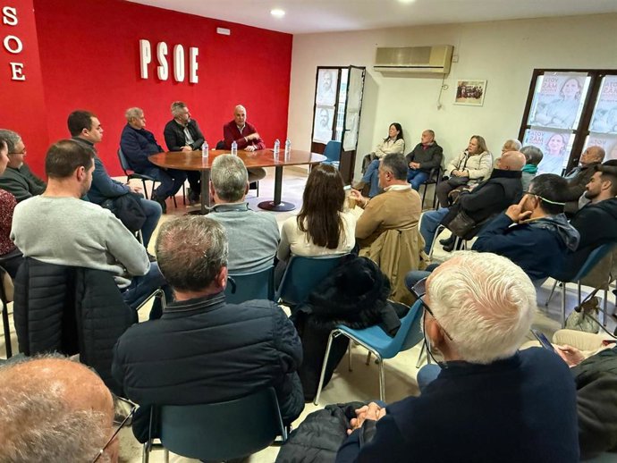 Ruiz Boix con militantes en La Janda.