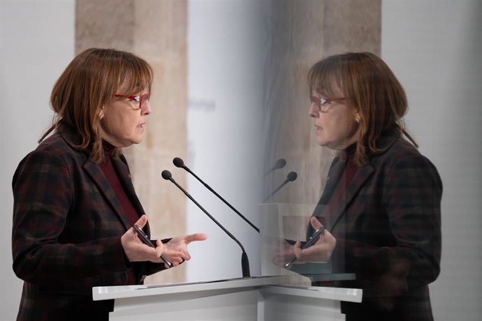 Archivo - La consejera de Territorio, Vivienda y Transición Ecológica, y portavoz del Govern, Silvia Paneque, informa durante una rueda de prensa