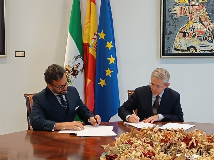 Manuel Alejandro Cardenete y Juan Salado firman el acuerdo.