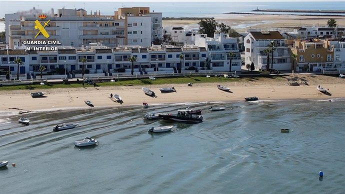 Operación de la Guardia Civil en la que han retirado seis embarcaciones en Isla Cristina (Huelva).