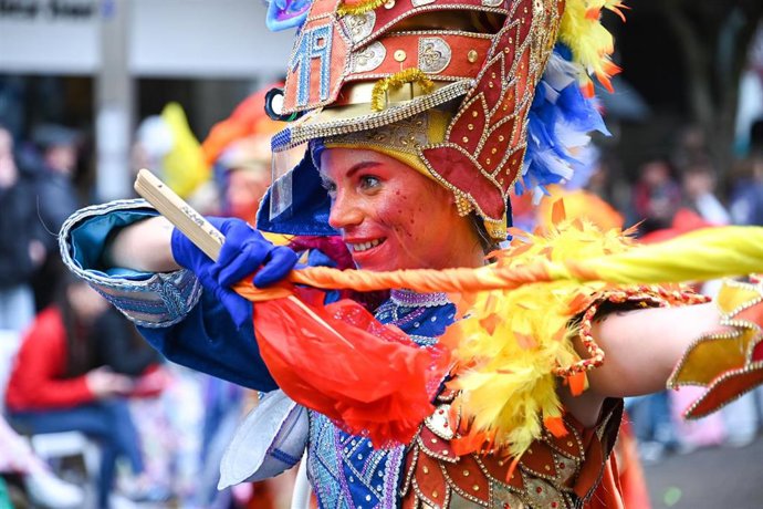 Una persona disfrazada durante el Gran Desfile de Carnaval de Badajoz 2025.