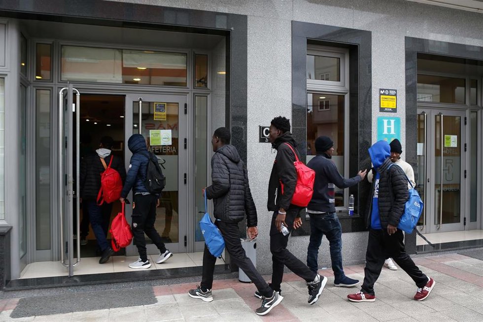 Un grupo de migrantes refugiados en el hotel en el que permanecen alojados en protesta por la denegación de sus solicitudes de asilo, a 20 de febrero de 2025, en Monterroso, Lugo, Galicia (España)