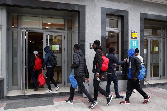 Un grupo de migrantes refugiados en el hotel en el que permanecen alojados en protesta por la denegación de sus solicitudes de asilo, a 20 de febrero de 2025, en Monterroso, Lugo, Galicia (España). Un grupo de refugiados procedentes de Mali que fueron tra