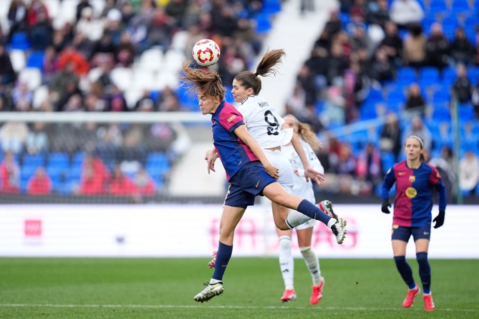 Signe Bruun y Patri Guijarro pugnan por un balón en la final de la Supercopa de España 2025 entre el FC Barcelona y el Real Madrid