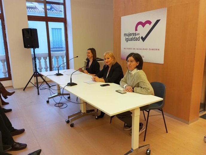 La consejera de Industria, Comercio y Empleo de la Junta de Castilla y León, Leticia García, en el centro, durante el acto de Mujeres en Igualdad