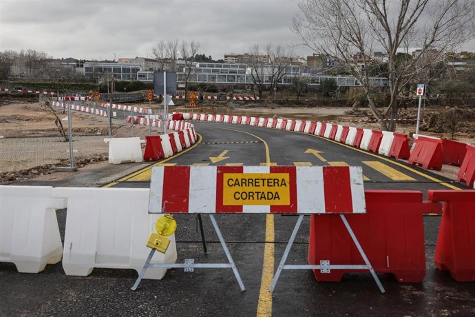El ayuntamiento de Ribarroja de Turia ha cortado el puente provisional militar instalado en la carretera CV-336, debido al aumento del caudal del río Turia tras las lluvias.