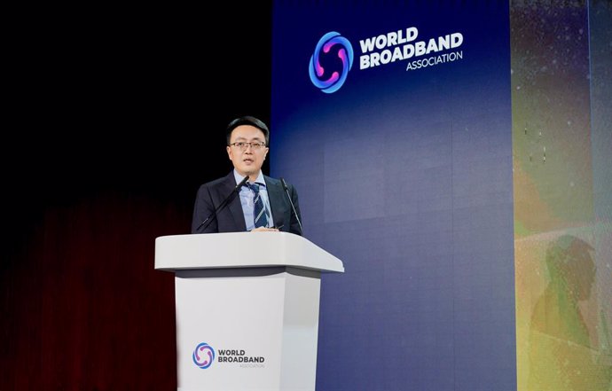 Ryan Qiu, Vice President of Huawei's Data Communication Product Line, delivering a keynote speech titled "Accelerating Net5.5G Innovation with AI WAN, Striding to an Intelligent Era"