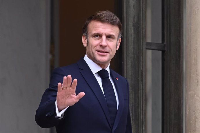 Archivo - 28 January 2025, France, Paris: French President Emmanuel Macron (L) waves to the media as he awaits the arrival of European Commission President Ursula von der Leyen at the Elysee Palace. Photo: Julien Mattia/Le Pictorium via ZUMA Press/dpa