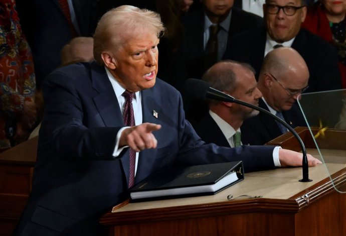 5 de março de 2025, Washington, Dc, EUA: O presidente dos EUA, Donald Trump, fala durante um discurso ao Congresso em Washington DC em 4 de março de 2025.  Democratas com visões opostas seguram cartazes de protesto silencioso e se recusam a ficar de pé, e
