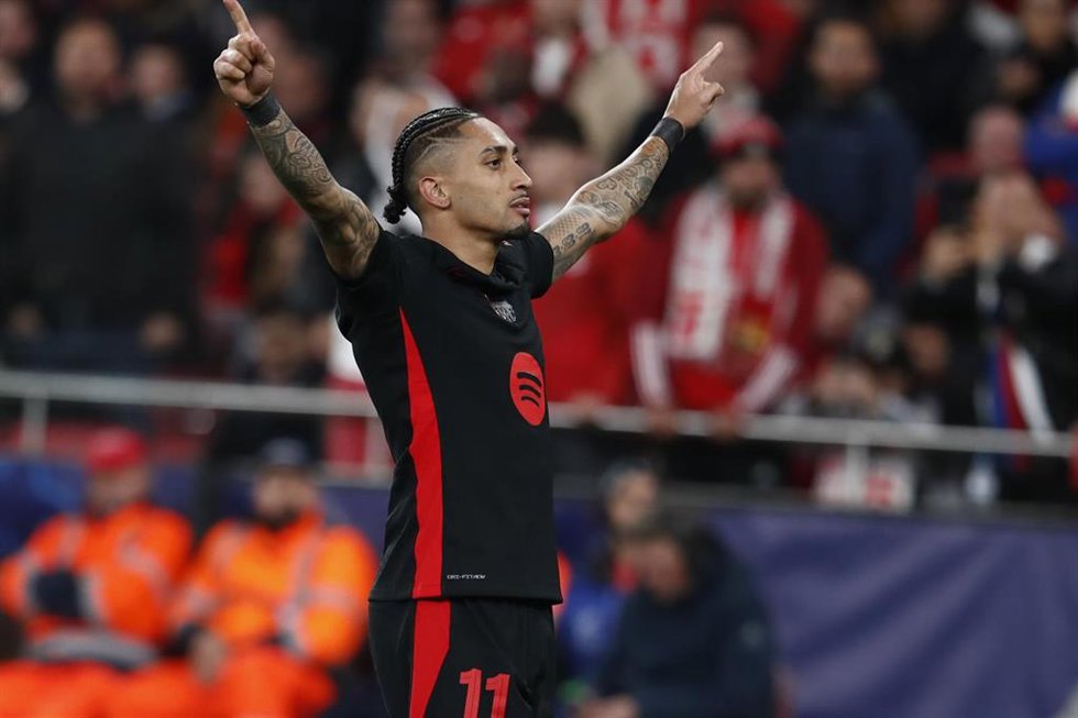 El jugador del FC Barcelona Raphinha celebra el gol de la victoria contra el Benfica en el Estádio da Luz, en la 'Champions' 2025