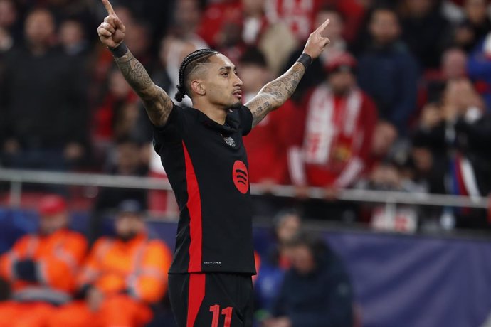 Raphinha Dias Belloli, do FC Barcelona, comemora um gol durante a partida entre SL Benfica e FC Barcelona pela primeira rodada das oitavas de final da UEFA Champions League 2024/25, no Estádio do Sport Lisboa e Benfica, em 05 de março de 2025, em Lisboa
