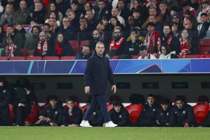 Hansi Flick, técnico do FC Barcelona, observa durante a partida entre SL Benfica e FC Barcelona pela primeira rodada das oitavas de final da UEFA Champions League 2024/25, no Estádio do Sport Lisboa e Benfica, em 05 de março de 2025, em Lisboa, Portugal.