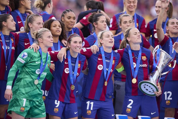 Archivo - Alexia Putellas of FC Barcelona lifts the winners trophy during the UEFA Women's Champions League 2023/24 Final match between FC Barcelona and Olympique Lyonnais at San Mames on May 25, 2024, in Bilbao, Spain.